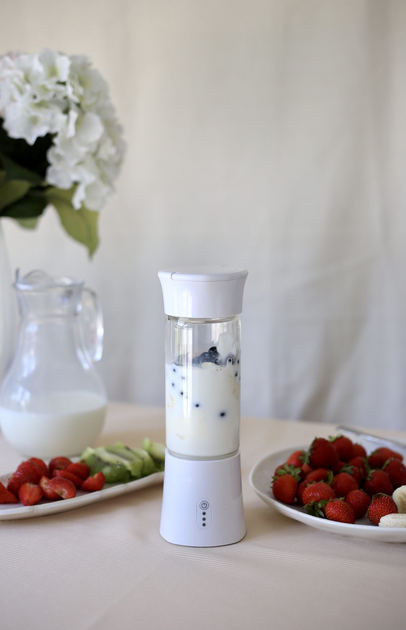 Blender top view with stainless steel blades and 380ml capacity